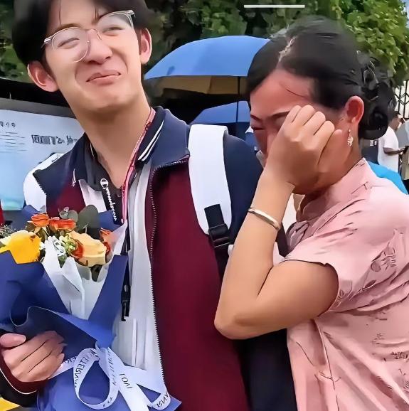 泪目！1米85少年，716分考上清华。可这张录取通知书背后，没有父母铺路，只有小