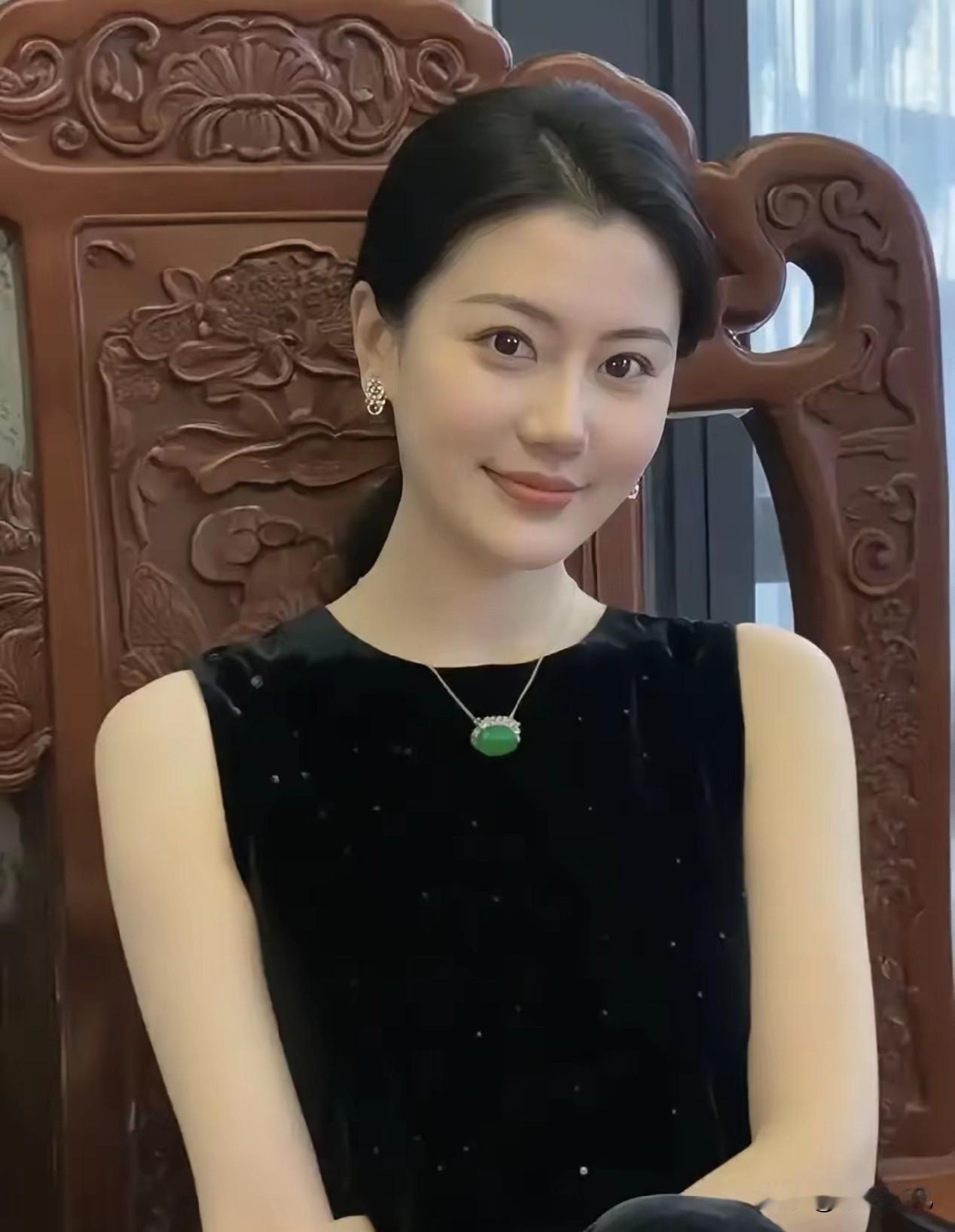 你说这事儿邪门不邪门？

上礼拜收拾衣柜，翻出件旧卫衣。洗过好几水了，领口都泄了