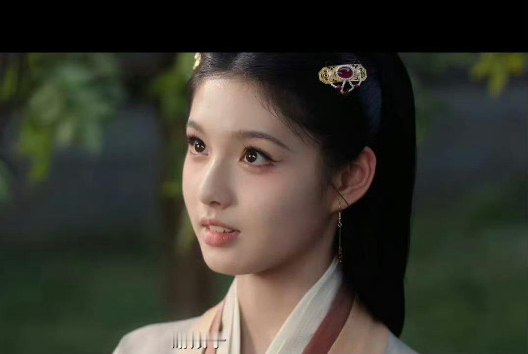 黄杨钿甜和艾米，谁更有少女感 ？ 