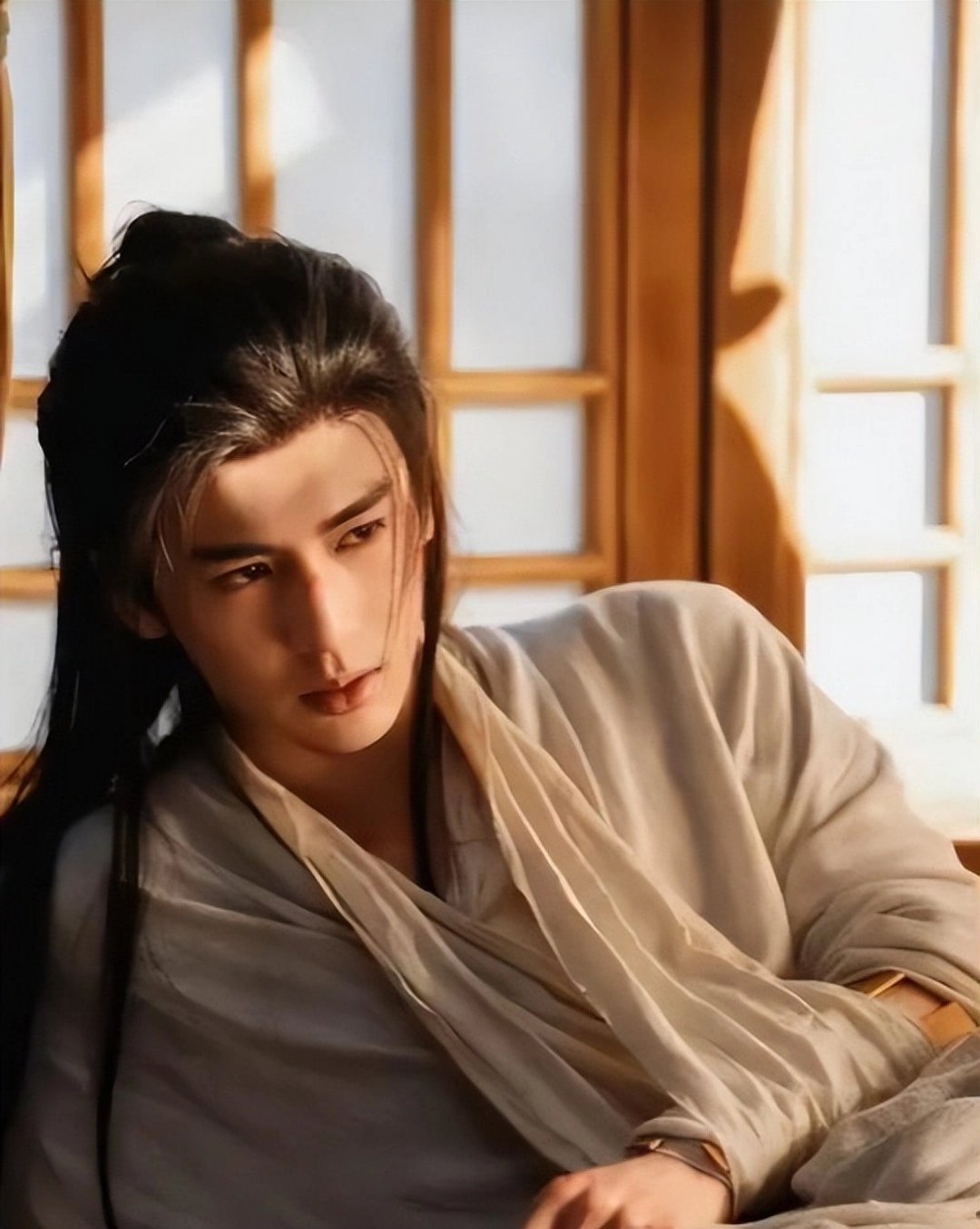 谢玲玲晒与张凌赫合影，称“昔日被人追捧，如今化身追星少女谁能想到，曾经手握两座金
