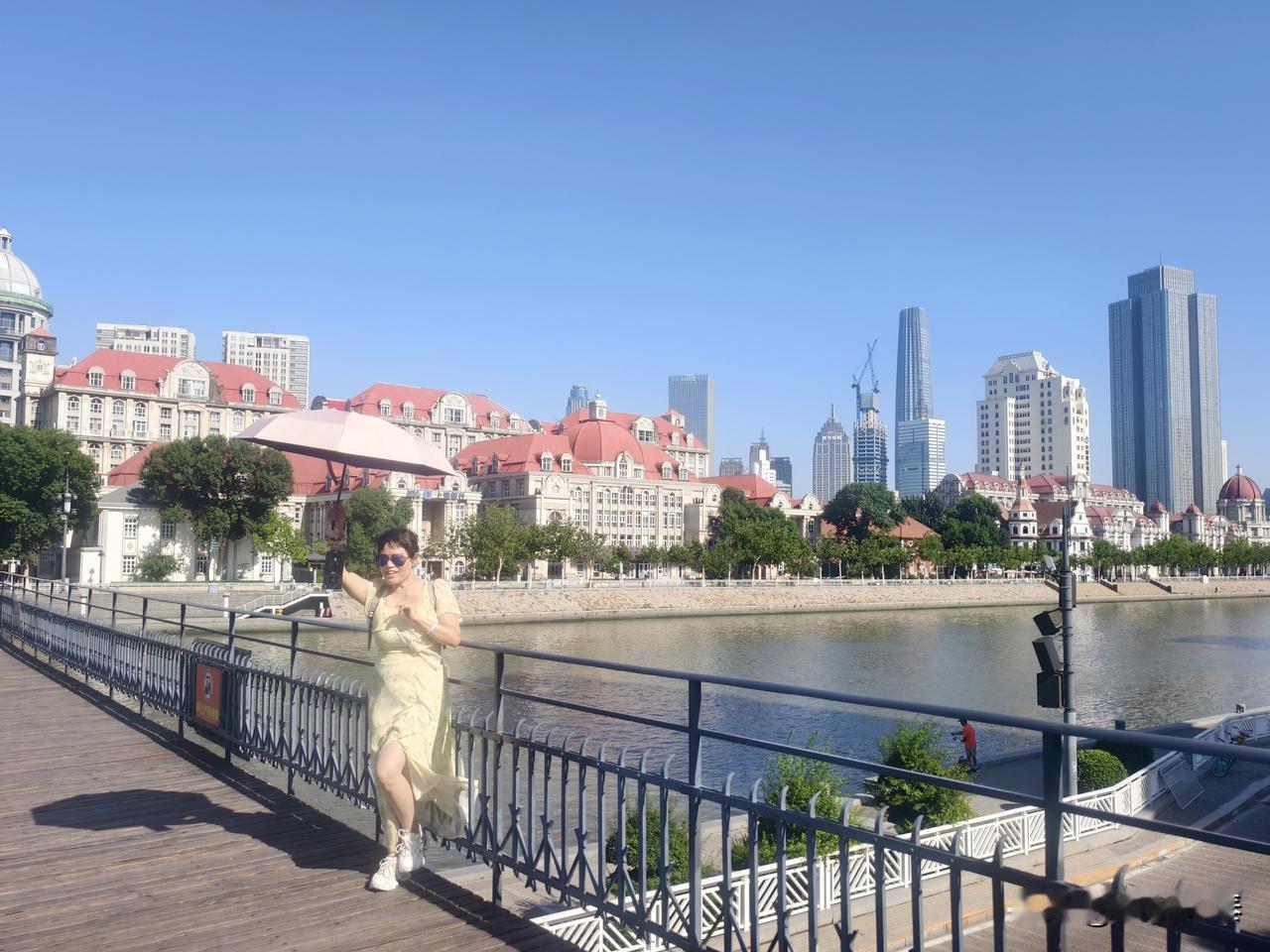 阳光明媚的午后，漫步在河畔的悠闲时光。北戴河黄金海岸