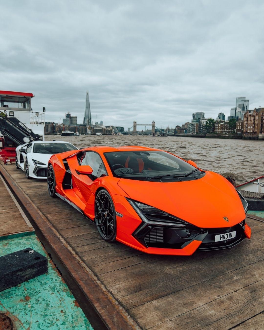 泰晤士河 Lamborghini Revuelto ​​​