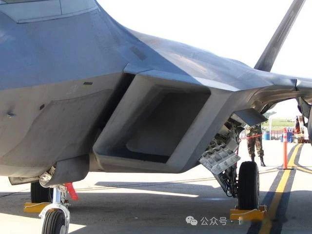F-22的进气道，只能看到一小段距离