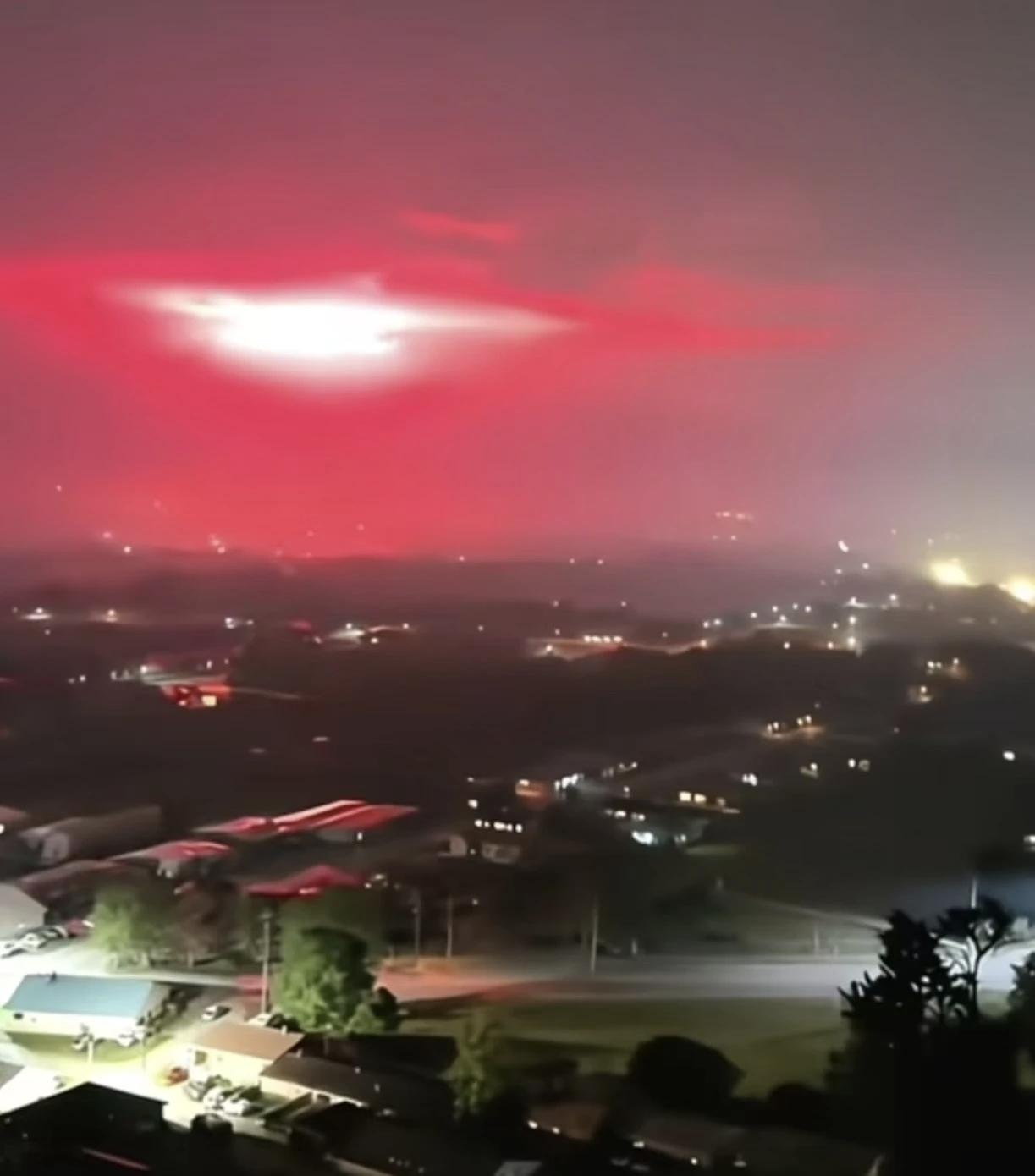 新年生活图鉴没想到正月十五伊朗给我们放了一个最美好的烟火。如果是能把美国拖在伊朗