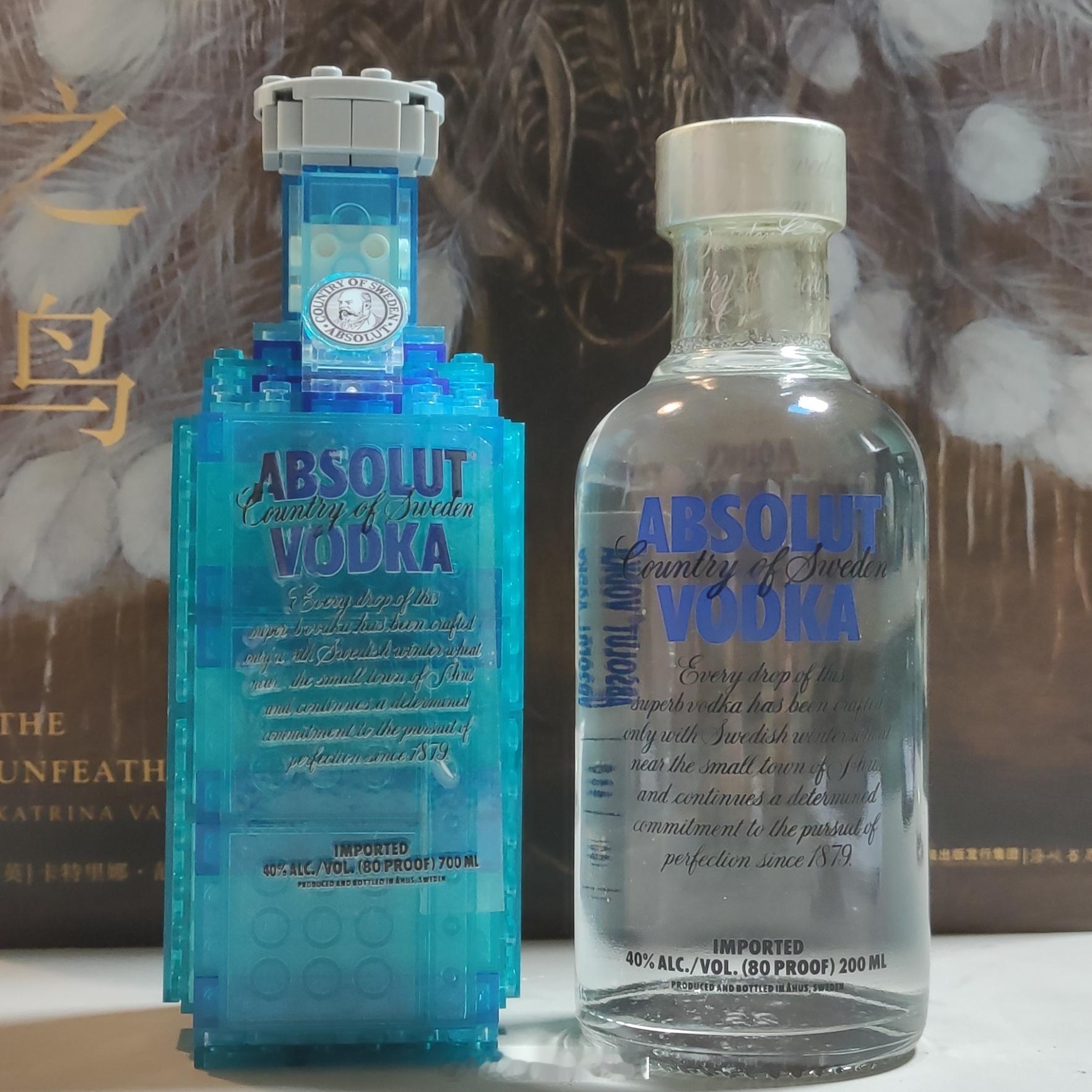 怎么说呢，这积木组合从玩乐高的习惯出发很多问题，从还原绝对伏特加瓶身的角度又有不