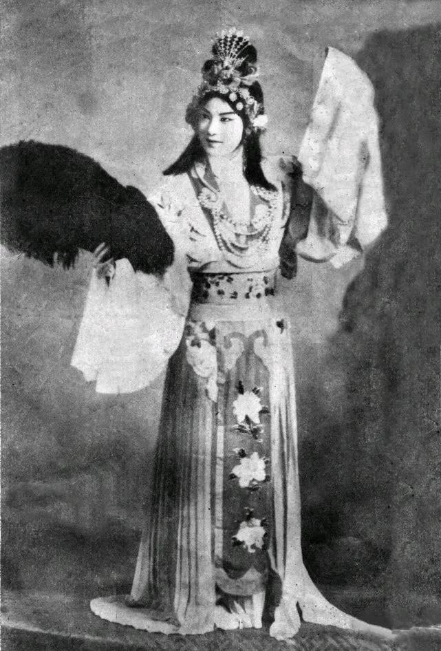 越剧《贵妃醉酒》
这是哪两位著名演员演的？你认得出吗？
图一 的造型看不太习惯，