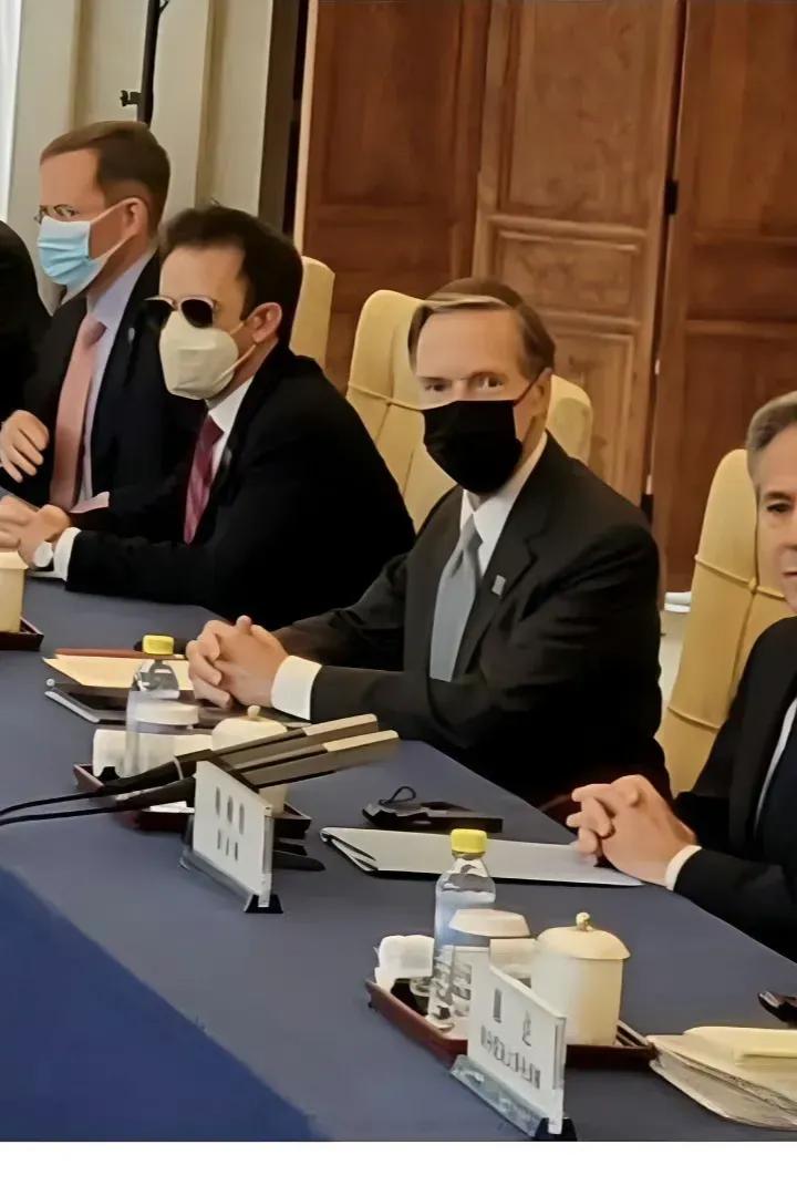 记得上一个见了中国人却不摘墨镜的美国人是一个叫麦克阿瑟的美国五星上将。
结果……