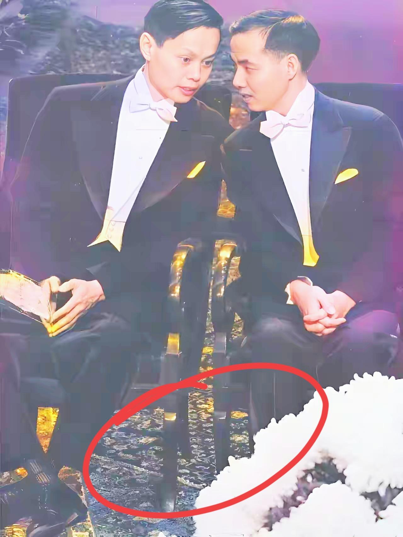 这是杨振宁与李政道在诺贝尔奖颁奖典礼现场。这一年，杨振宁35岁，李政道只有31岁