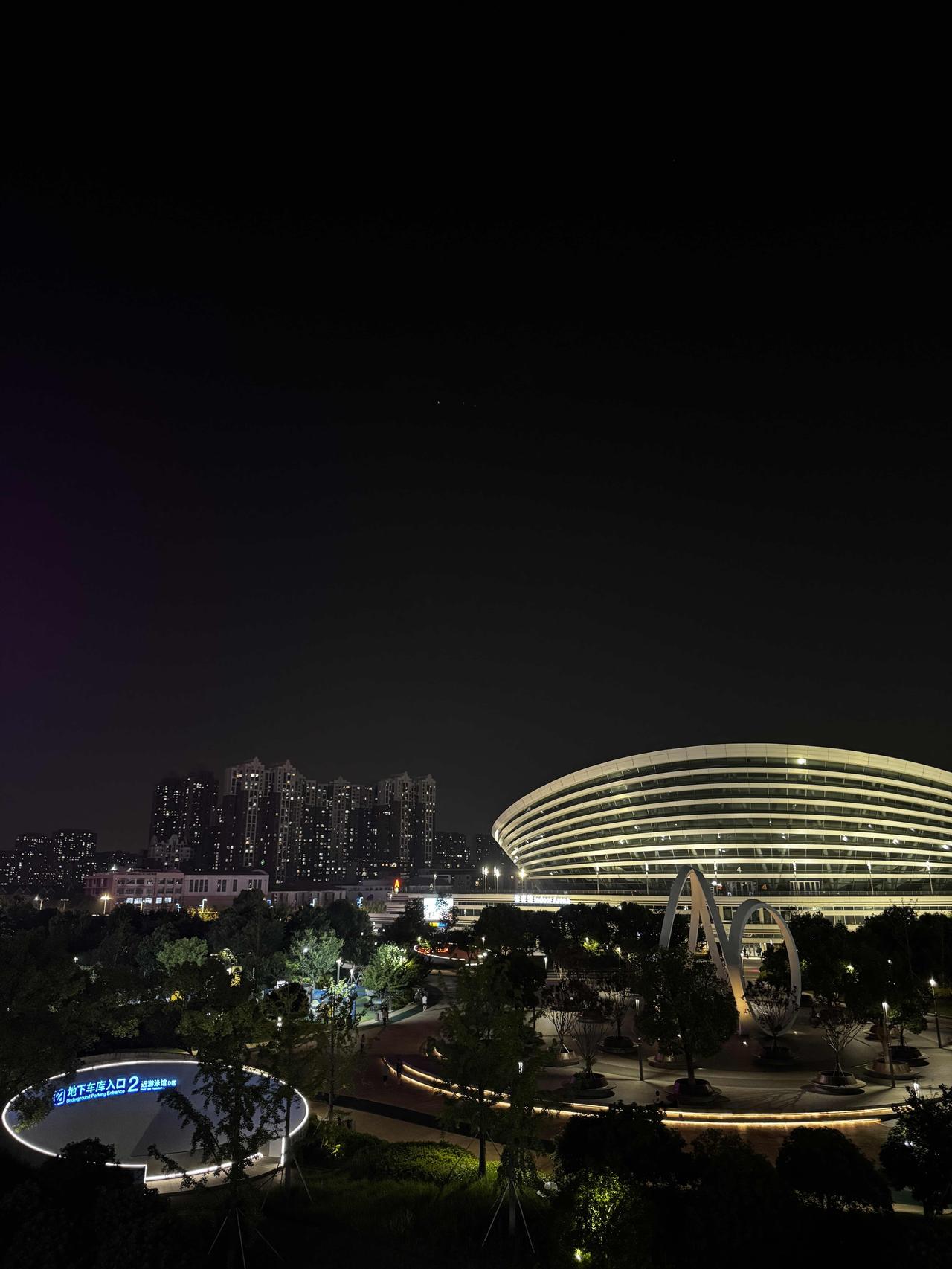 可以分享一张你拍的天空美照吗苏州奥体的夜晚，巨型场馆灯火流转，喧嚣褪去，只余下满