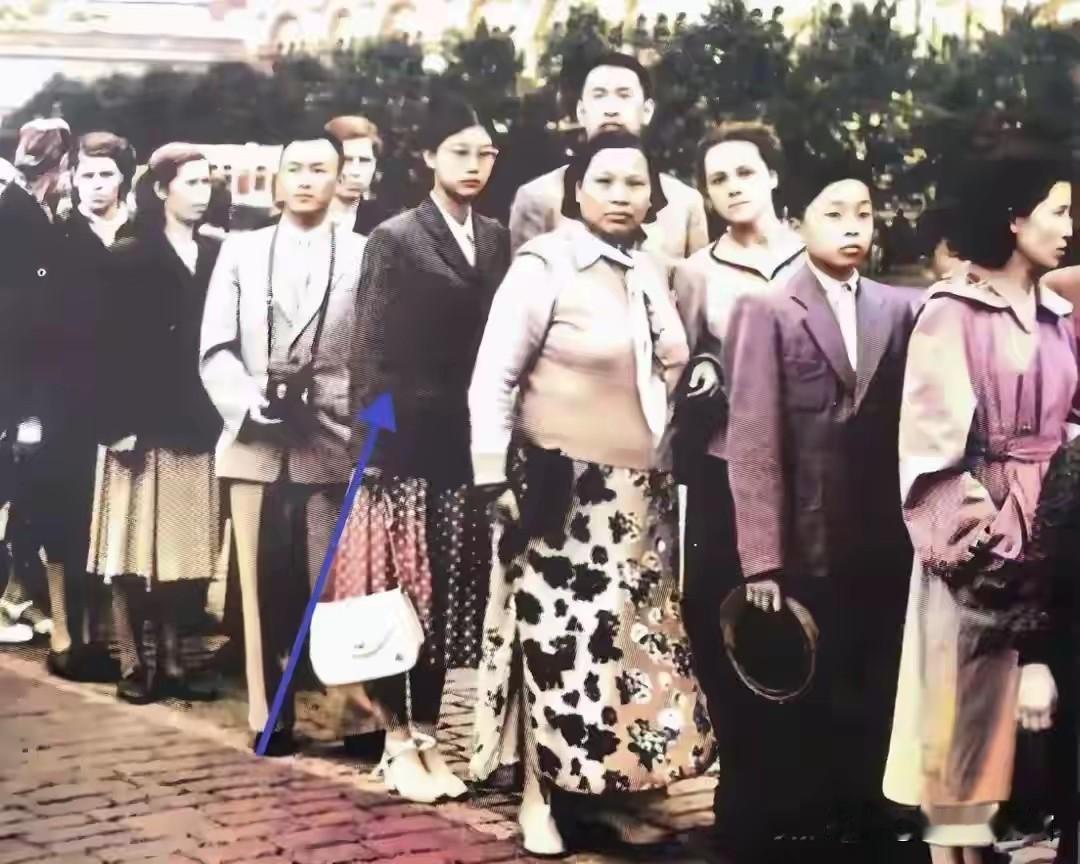 1956年莫斯科红场留影，箭头所指为留苏求学的刘思齐，身旁是专程赴苏探望她的母亲