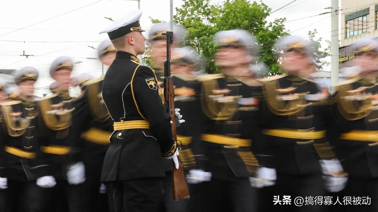 截止到今天，俄军至少有11W人被缅怀。这是基于俄方（包括官方、媒体、大V）公开信