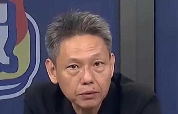 台湾时事评论员谢寒冰：你们知道中国大陆这个月在干什么吗？他在给全国的退伍军人制发