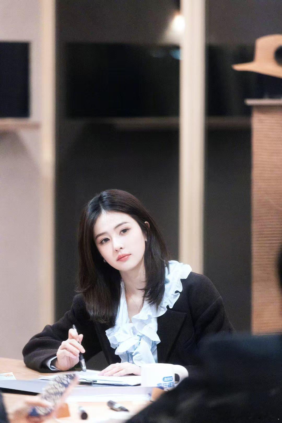 王鹤棣白鹿沈月贴脸开大秦岚亲爱的客栈亲爱的客栈开播谁还没看这段！白鹿神吐槽王鹤棣