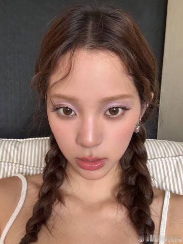 欧阳娜娜好新鲜的自拍欧阳娜娜紫色眼影妆造 又是get到了娜娜的时尚氛围的，好喜欢