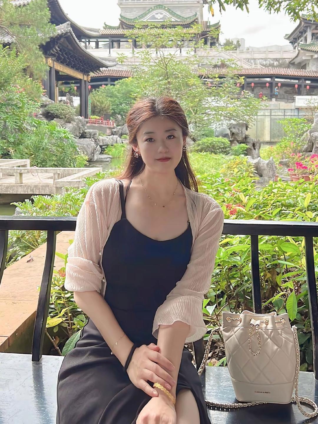 藏在古典园林里的松弛氛围感穿搭，新中式庭院和温柔姐姐风适配度直接拉满！
黑缎面吊