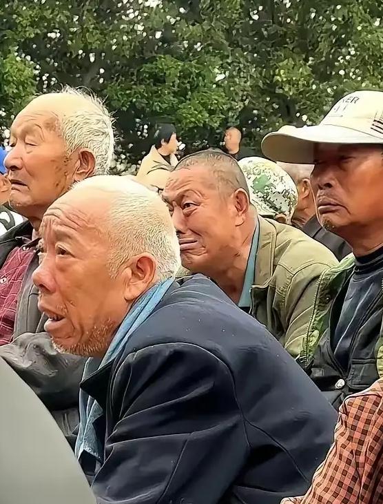 山东梁山有个老板掏了50万，请河南豫剧团连唱6天大戏，本来是给老爹办80大寿，结