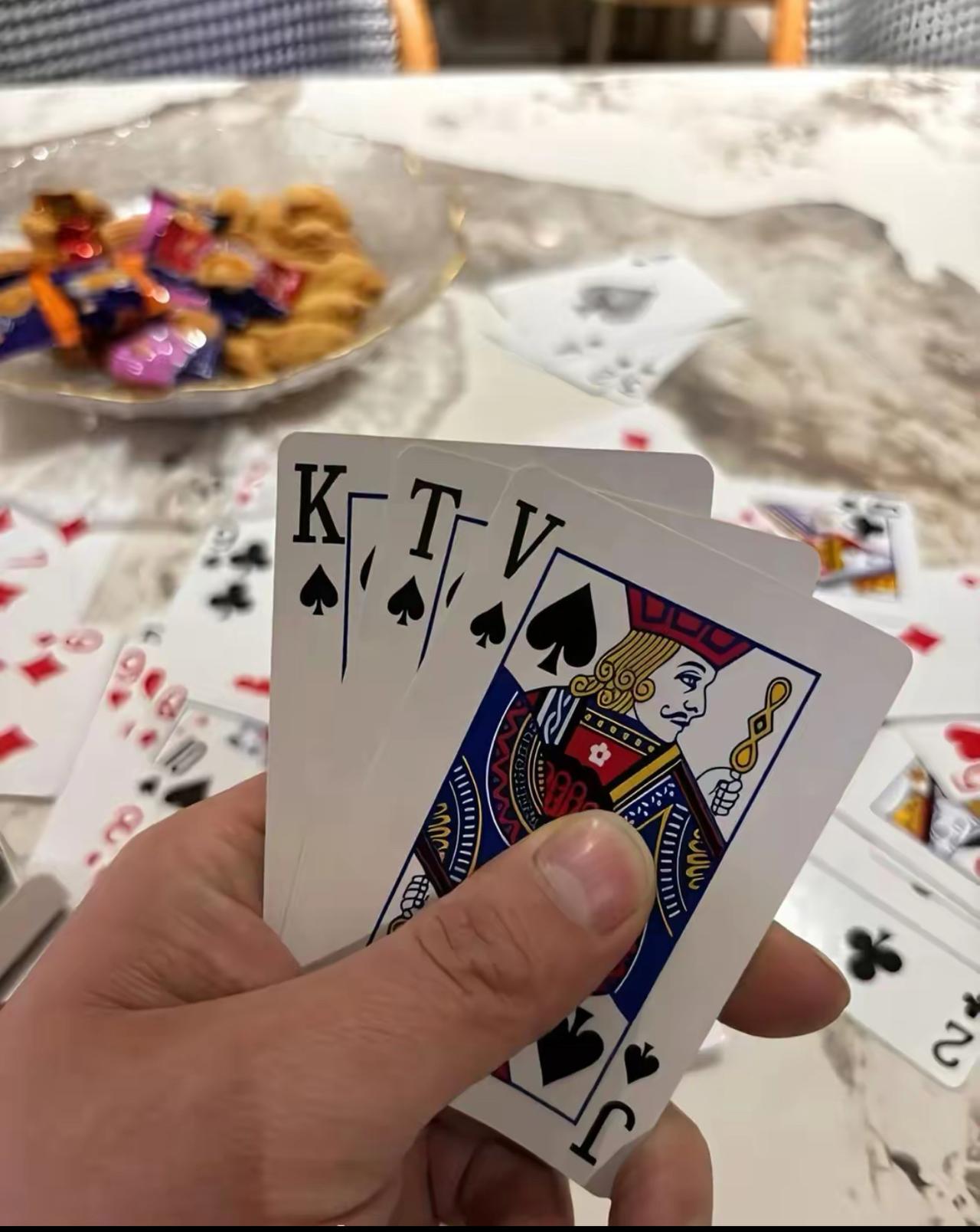 哥们甩来一手牌，指尖捏着三张黑桃，凑起来刚好是夜里常惦记的地方。
对面攥着A23
