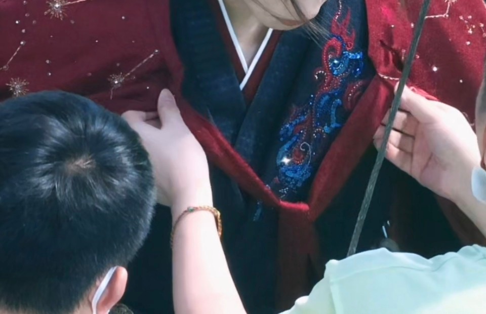 3①衣服和披风上都是布灵布灵的曾舜晞蔺承佑