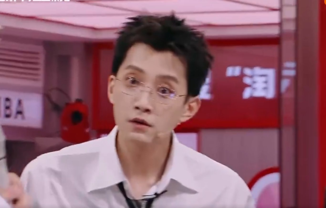 范世錡弯腰捡东西好苏谁懂啊，范世錡弯腰捡东西的时候，我感觉空气都变得甜甜的了！没