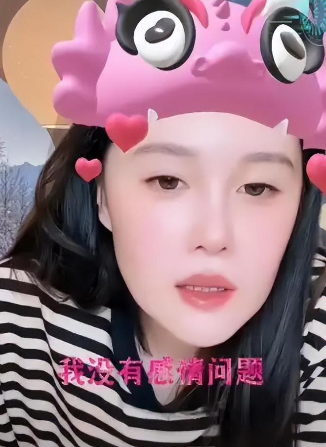 赵本山女儿球球自曝患重度抑郁症，引发社会关注。她解释抑郁症与金钱、感情无关，主要