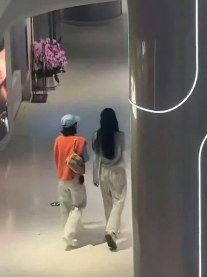 赵丽颖和朋友逛商场没有对比就没有伤害 ​​​