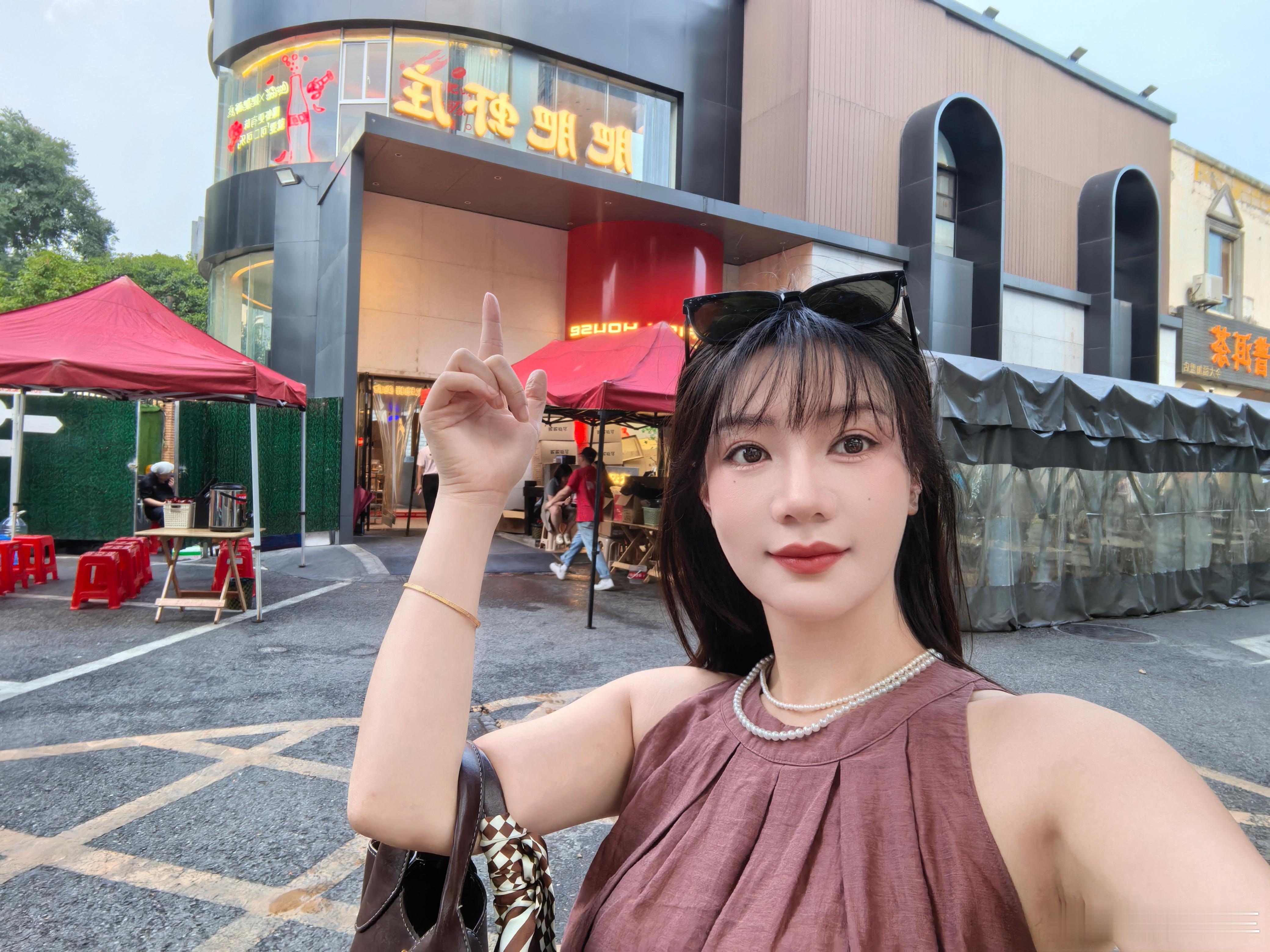 来武汉试驾猛士m817 啦，怎么能不吃小龙虾呢，今天吃肥肥虾庄  ​​​