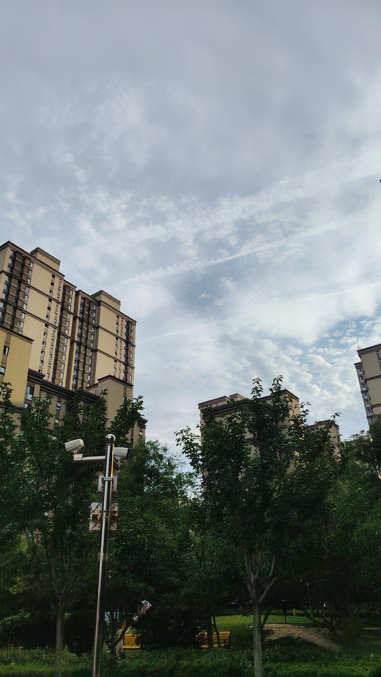 小区美好生活 社区天空 小区自然风景 蓝天白云下的小区 欣赏一下小区风景