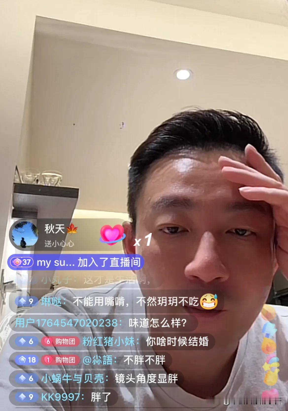 汪小菲今晚直播透露他从北京回到台北了，网上一点消息都没有，回来两天了，去了3趟夜