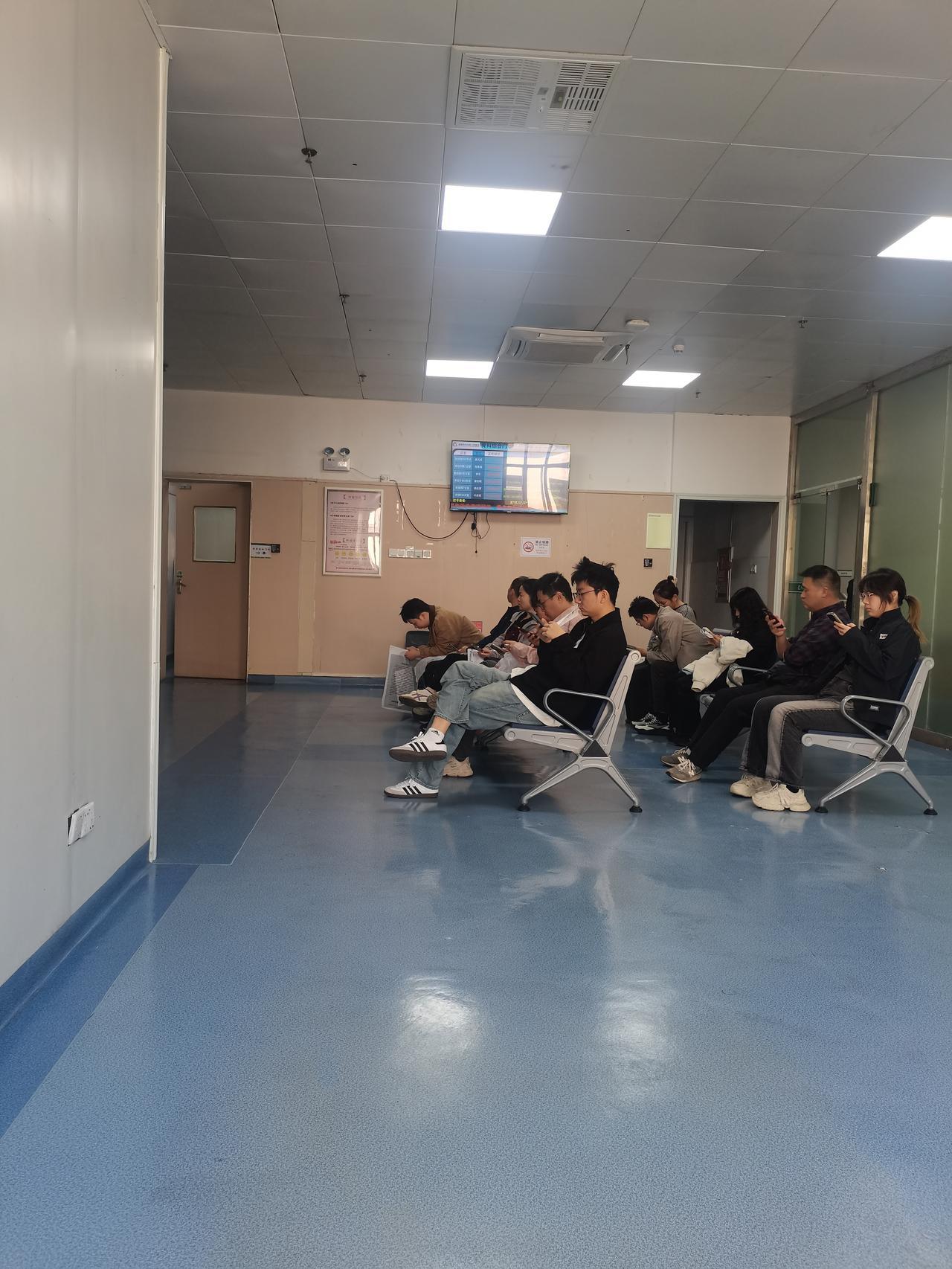 右手大拇指关节疼痛，完全用不了力的那种，特别是用剪刀和扎头发的时候感觉更明显。