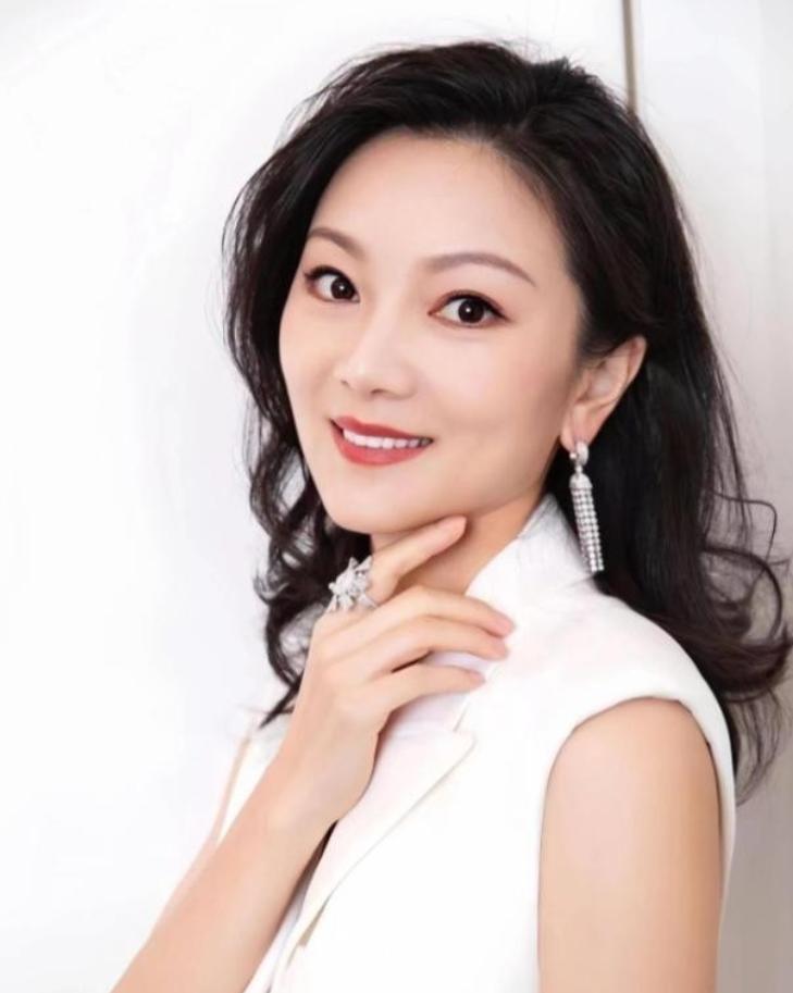 [微风]1999年，18岁的陈婷正在上课时，突然感觉一阵恶心呕吐，同桌问她：“你