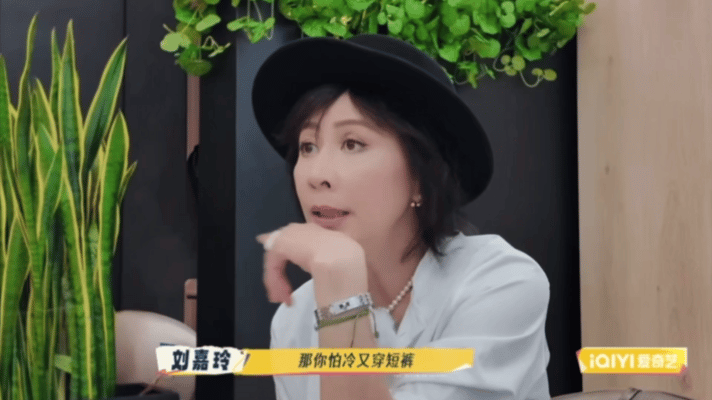 刘晓庆在繁花2裤子越穿越短刘晓庆在《繁花2》里裤子越来越短，大大方方秀出美腿。面