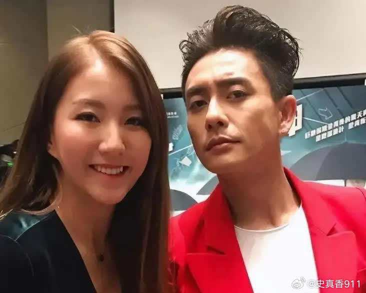 2015年，胡杏儿和黄宗泽同居8年后，带着3000w嫁妆，嫁给李承德。胡杏儿闺蜜