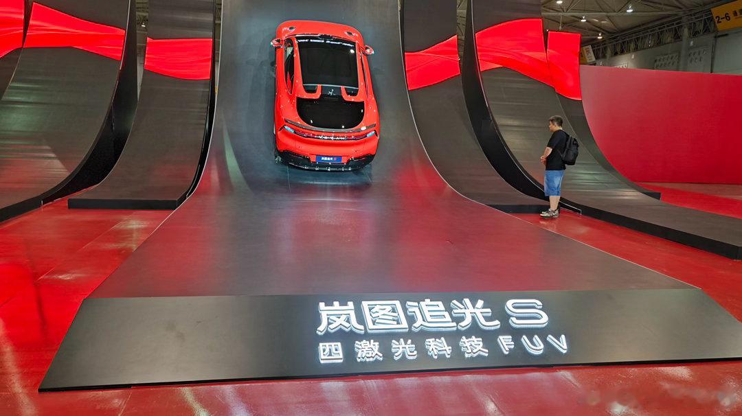 岚图追光S正式上市，22.39万起的限时权益价，比之前顶配预售价直降超8万，这力