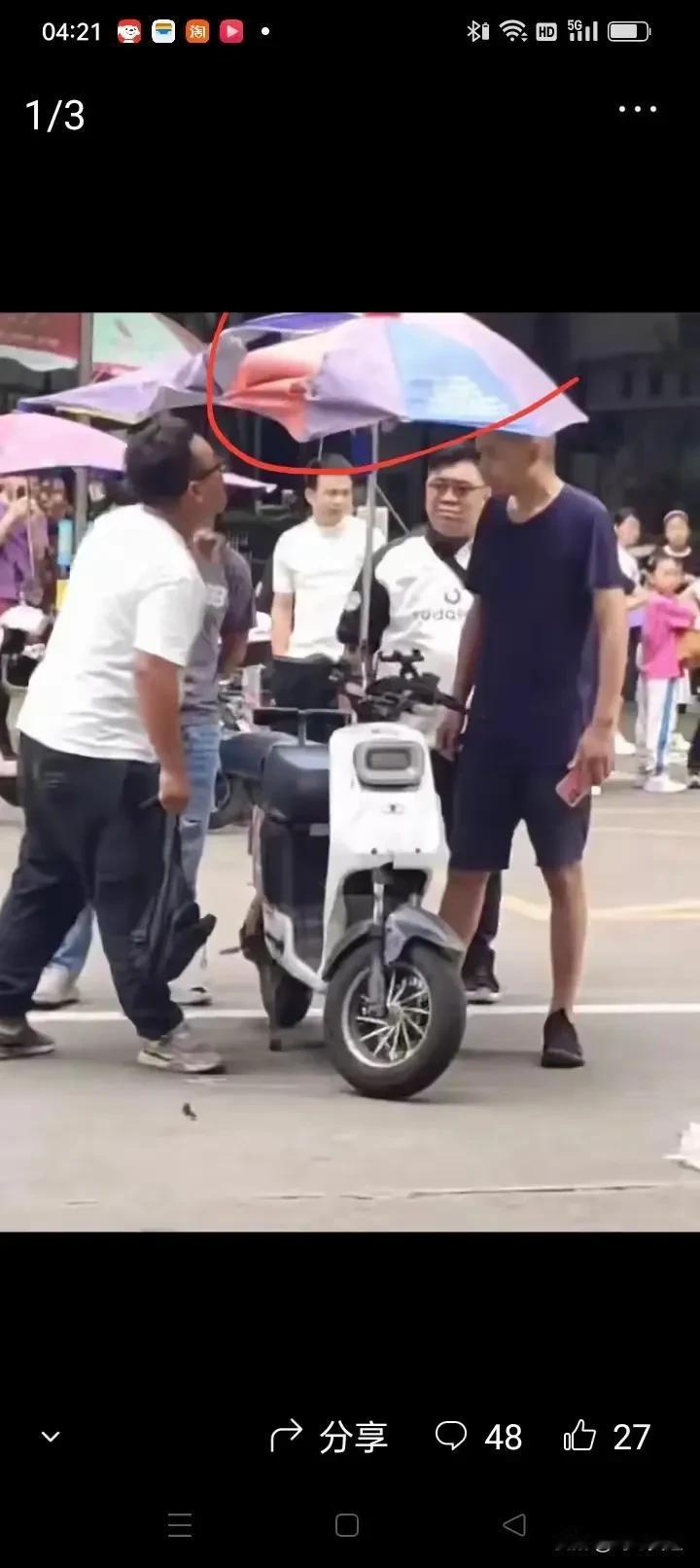 电鸡闯到行人了还想打行人，还有天理吗？电鸡到底是不是弱势群体还是行人是弱势群体，