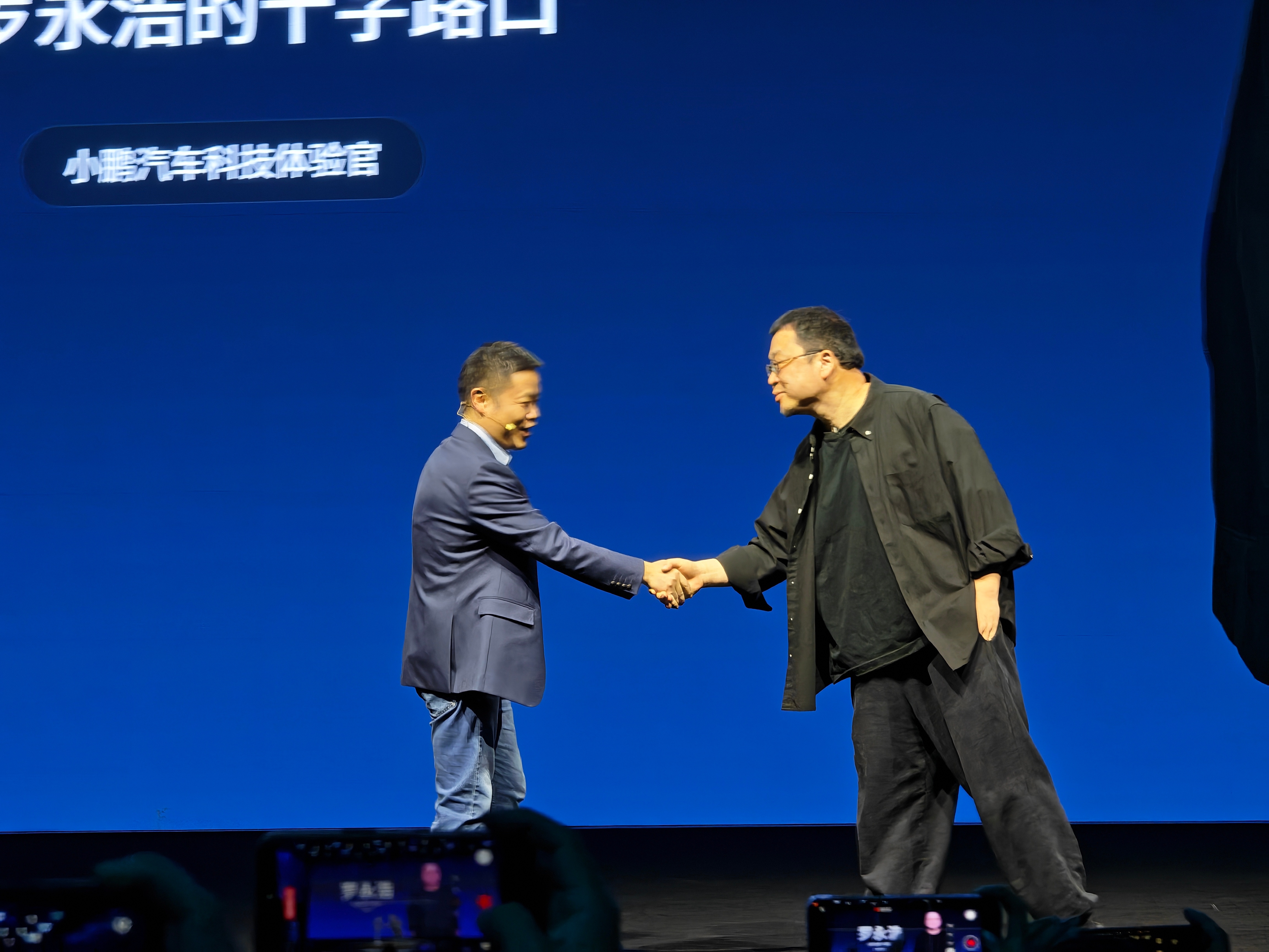 罗永浩在小鹏P7上体验了第二代VLA，评价非常高！他说：“第二代VLA比我专业司