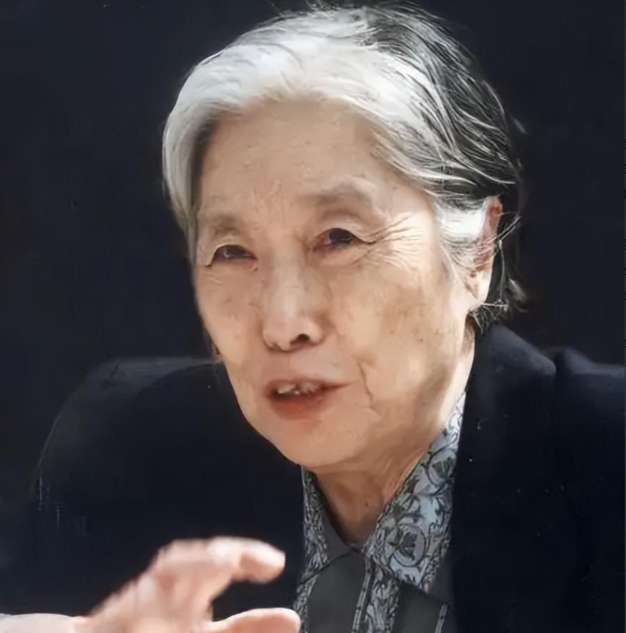 2006年，王光美因病去世。临终前，她突然向女儿刘亭抱拳作揖，虚弱地说：“女儿，