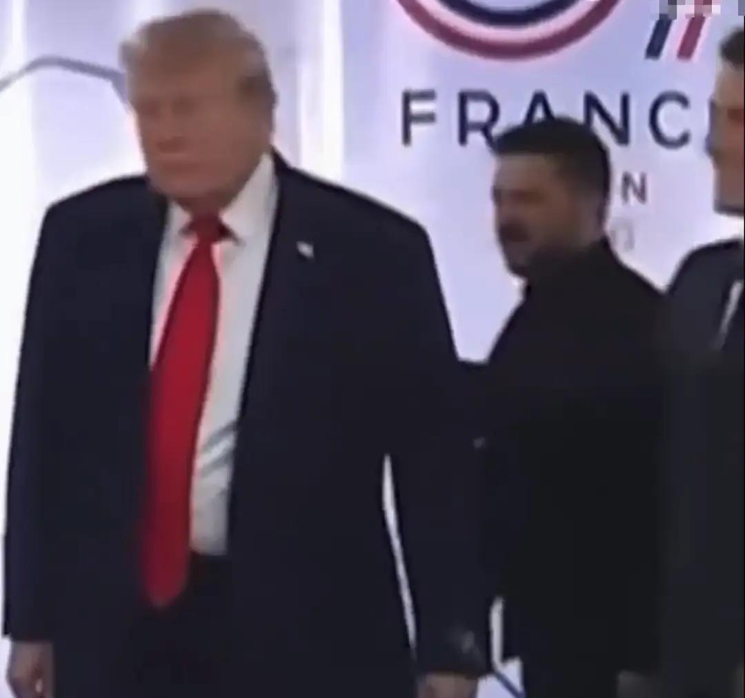 G7会议最尴尬的一幕出现了。
 
当马克龙伸出左手，向川普介绍泽连斯基的时候，川