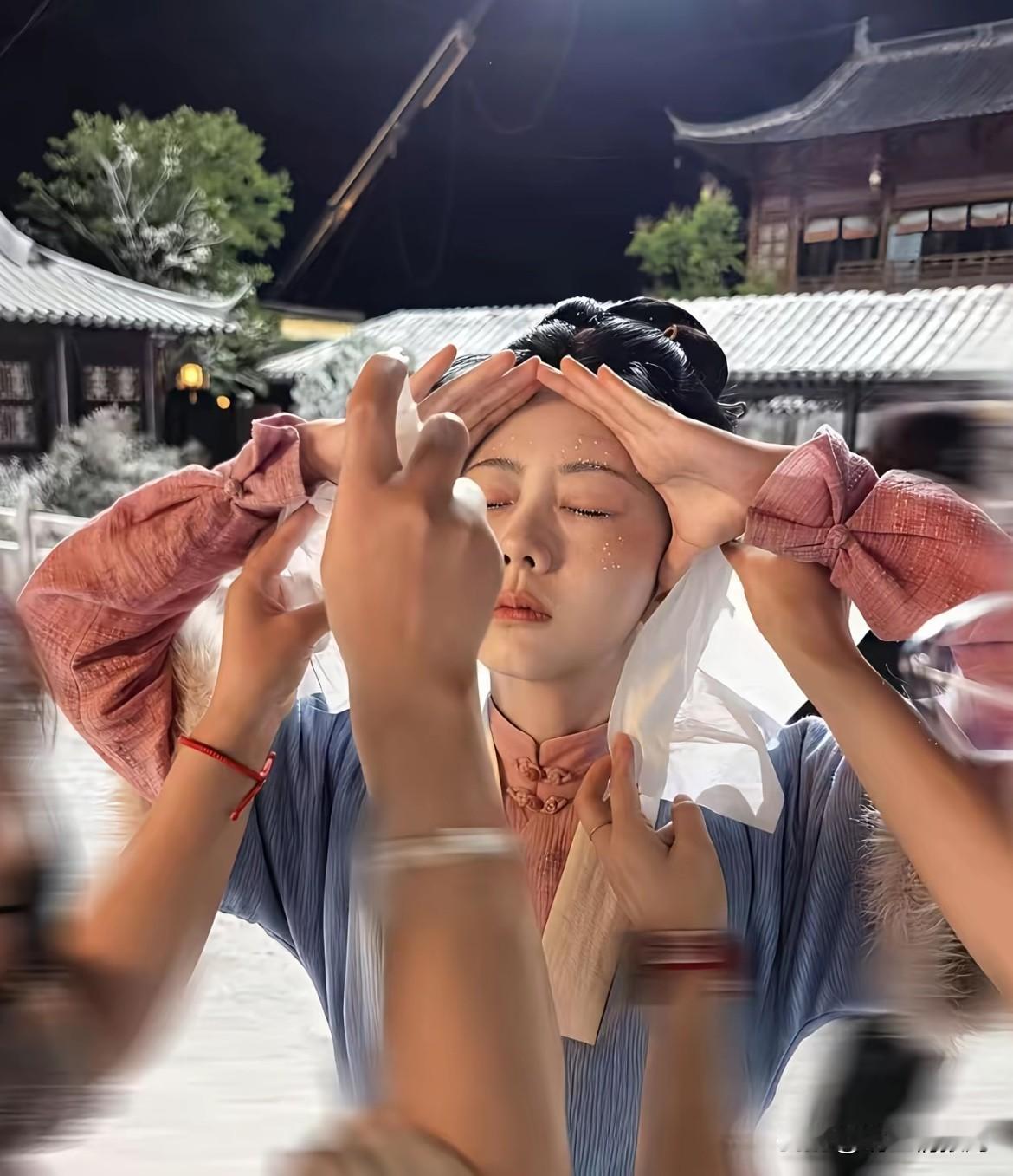 谭松韵这场戏
化妆师往她脸上扎了 6-7 个小时的针

别误会，这不是医美，而是