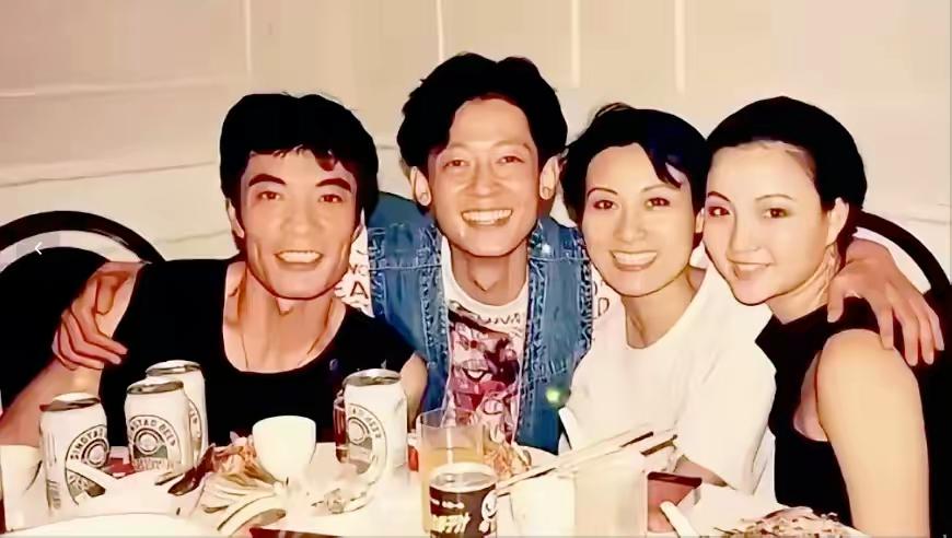 说实话啊
王志文年轻那会儿谈不上帅太瘦了
但是很有个性也很有才华
否则大美女许晴