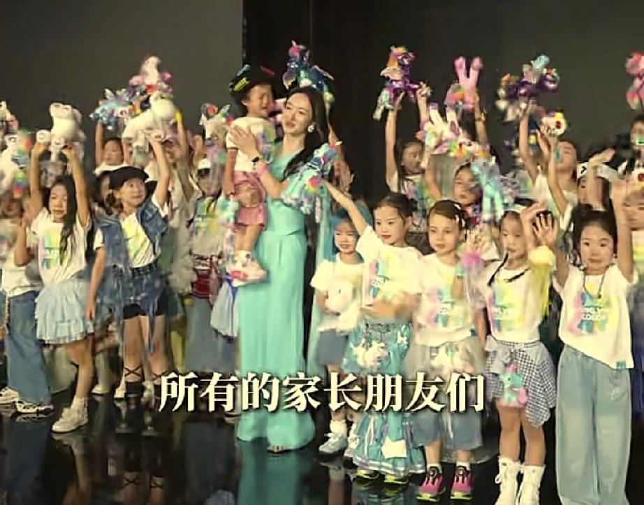 闪闪不要面子了，哇哇大哭！闪闪内心太委屈了，闪闪自己根本不愿意是王思聪的女儿。
