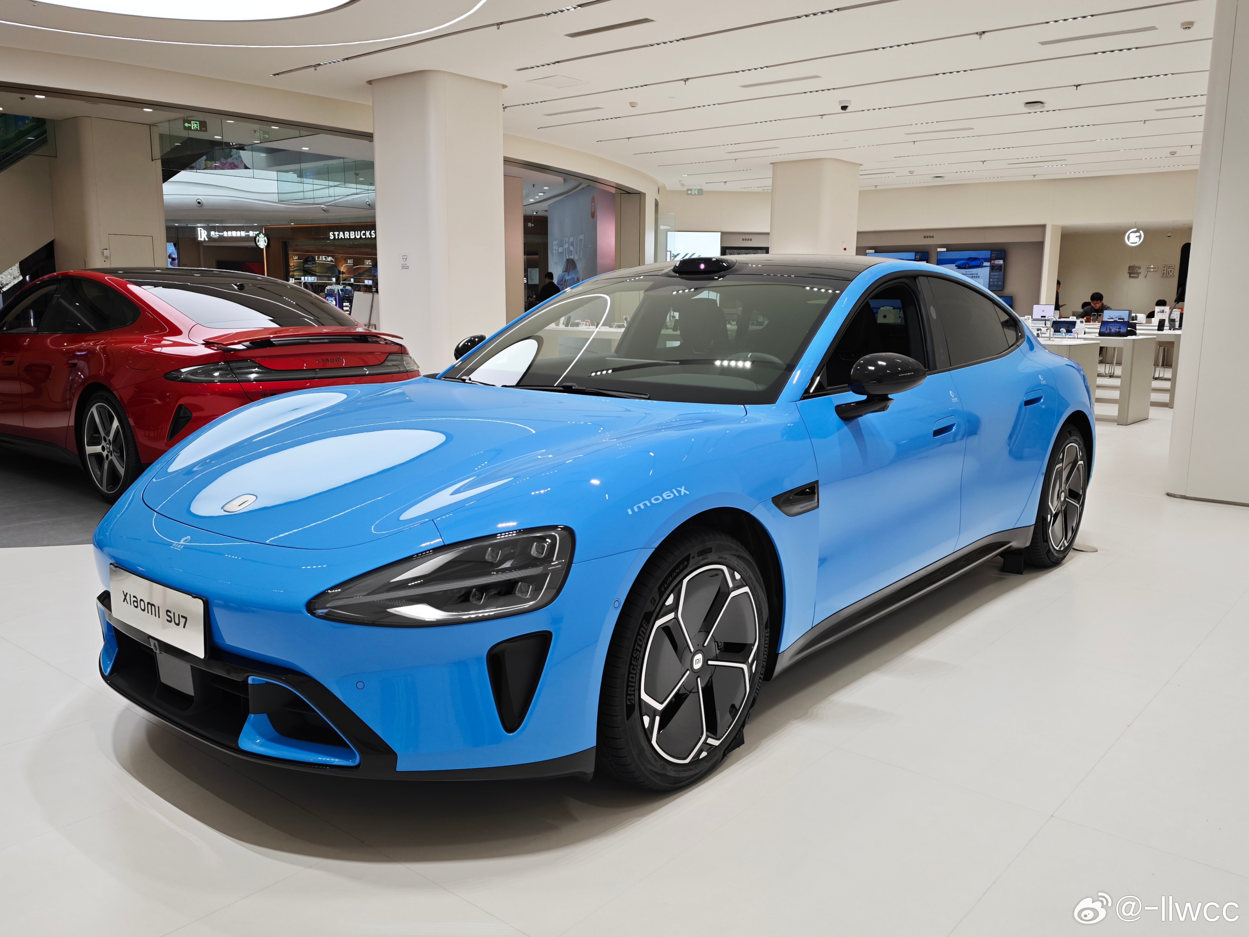 简单开了标准版新SU7，底盘比我想的要硬，过坑洼减速带大井盖比我想象的颠簸幅度更