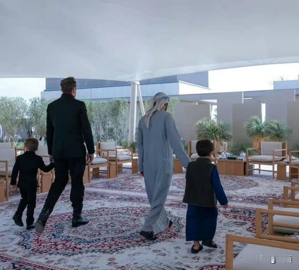 马斯克携子访迪拜 王储携女亲迎上演