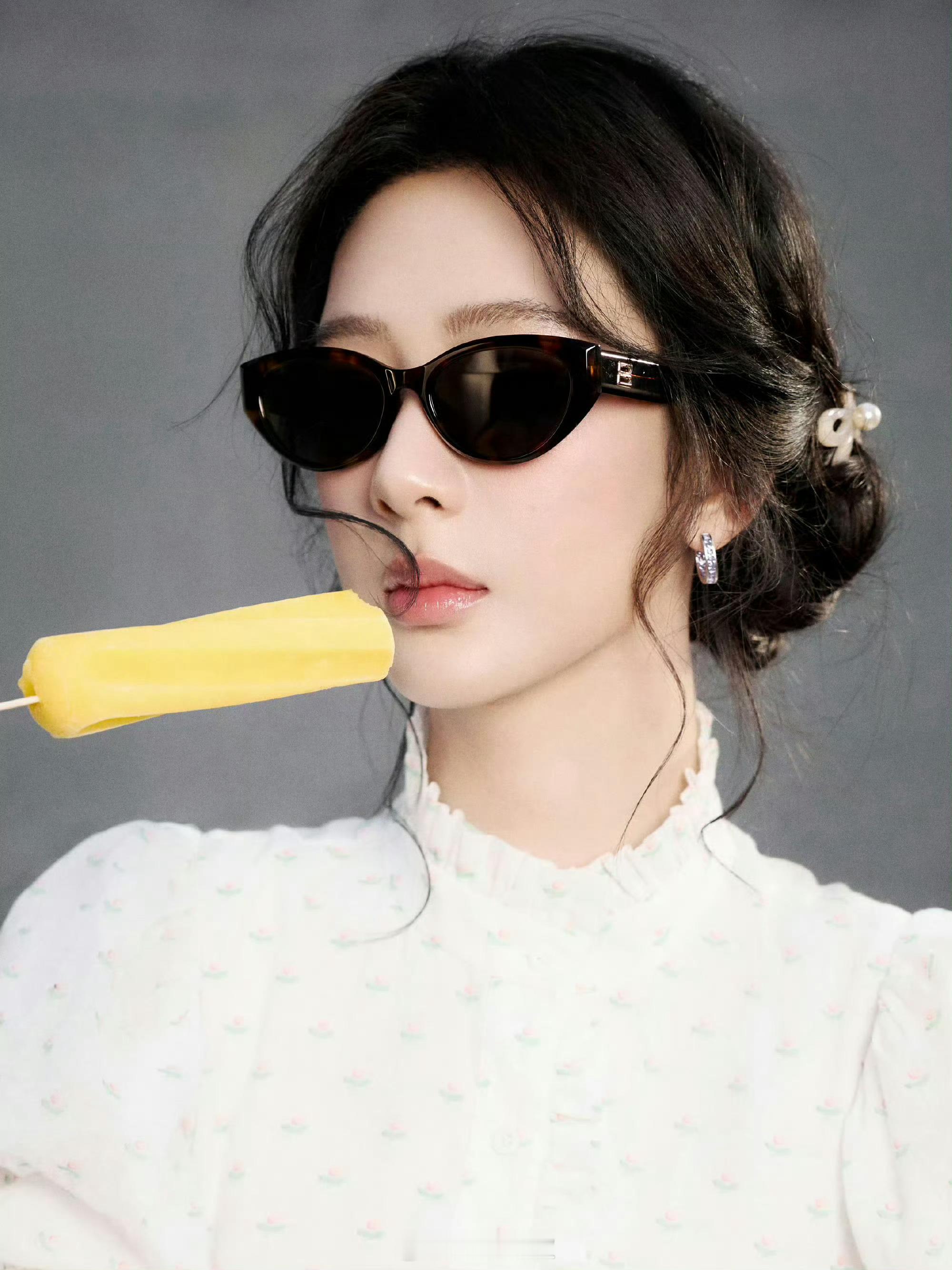 邵闯拍的鬼马少女杨紫杨紫温柔风鬼马少女温柔是底色，鬼马是灵魂。这组图完美诠释了什