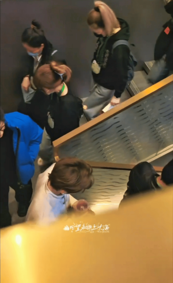 侯明昊下班怎么还连吃带拿的 救命！侯明昊这下班状态也太接地气了，连吃带拿的样子完