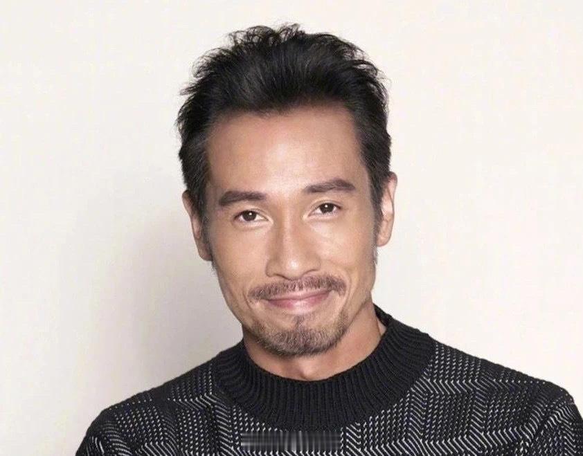 陈豪最近压力很大，5间咖啡店都是好地段租金也高，加上三个儿女又读国际学校，家里开