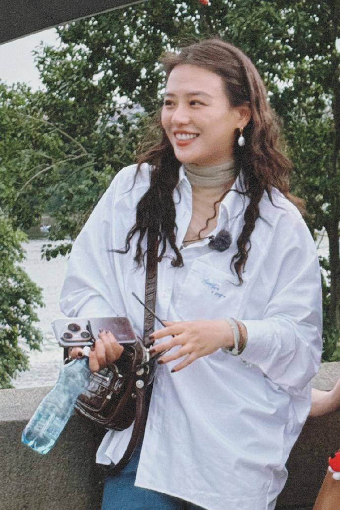 最近马思纯现身捷克，她这回穿的非常简洁，看上去年轻又靓丽。

马思纯上身穿白色衬