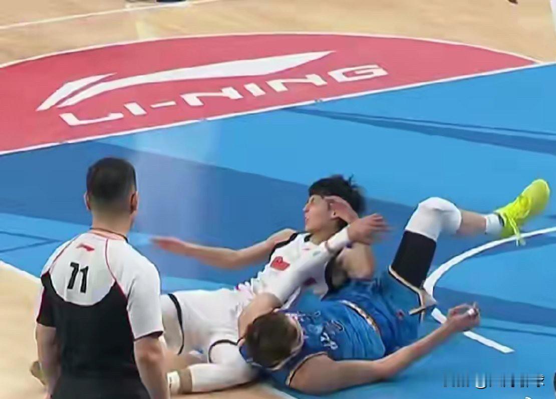 徐杰受伤最新消息！在刚刚结束的北京首钢对阵广东的比赛中，萨姆纳行进间推倒周琦导致