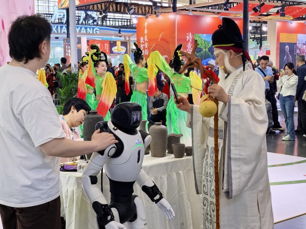 鼓点轻响，舞者的裙摆，与机械人的传感器同时震颤。才体会到原来所谓的传承，从不是博