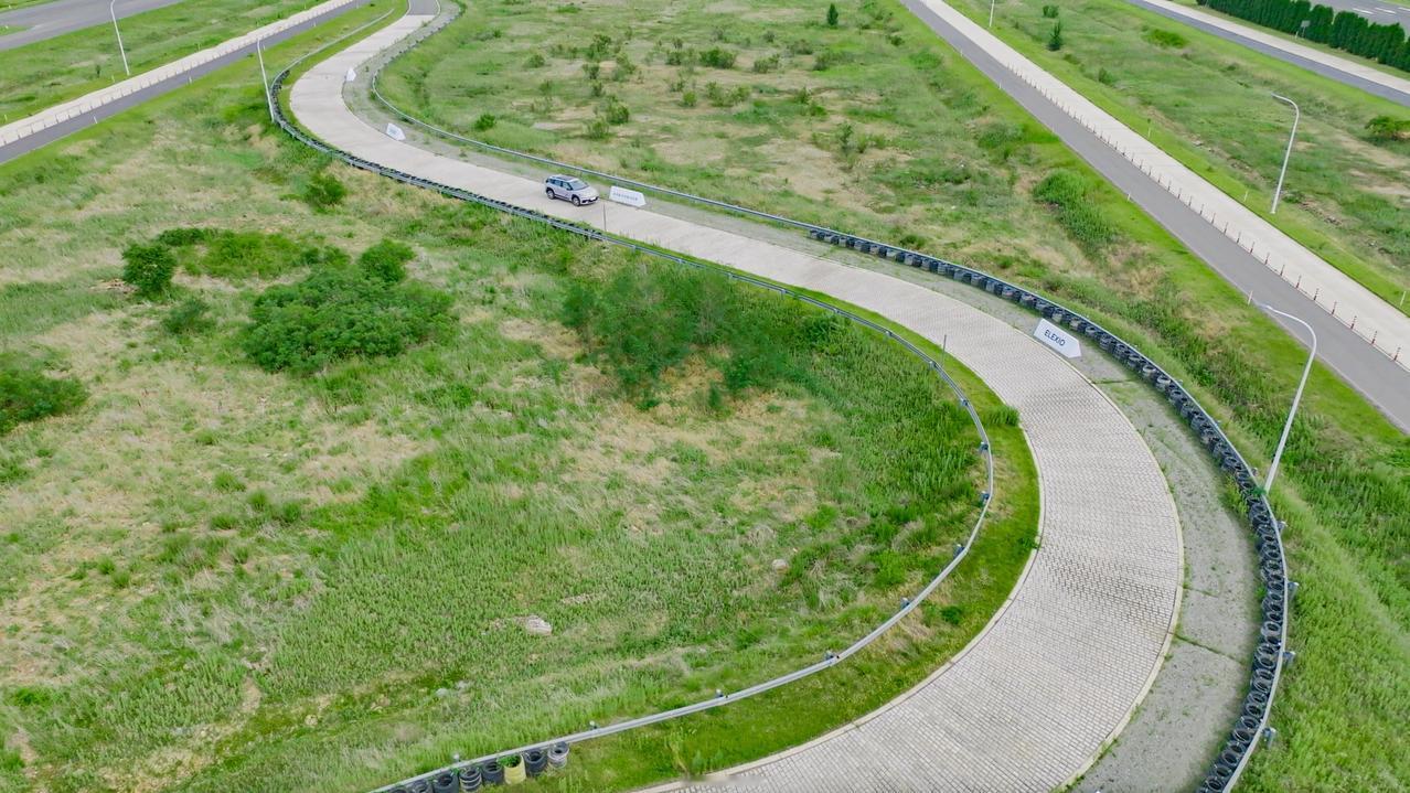 试驾EO：悬架调校300次，底盘质感有多强？EO超预期新质力纯电SUV首测北京现