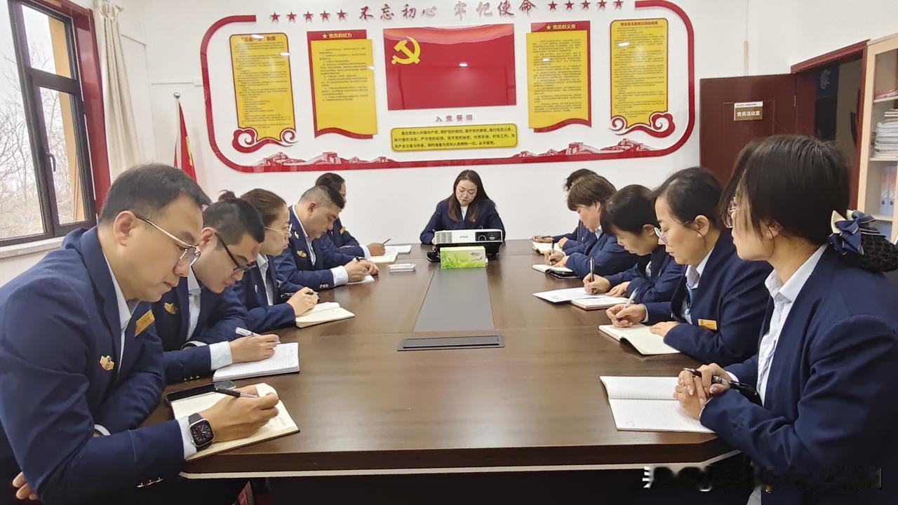 泥屯收费站召开纪律教育进基层活动部署会
 
近日，太佳东高速泥屯收费站召开纪律教